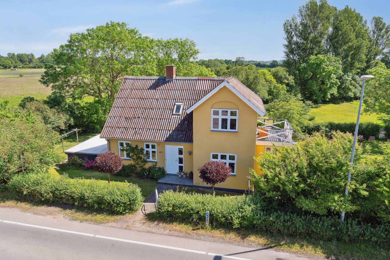 Wunderschöne gelbe Landvilla am Wasser. in Millinge, Kleiner Belt