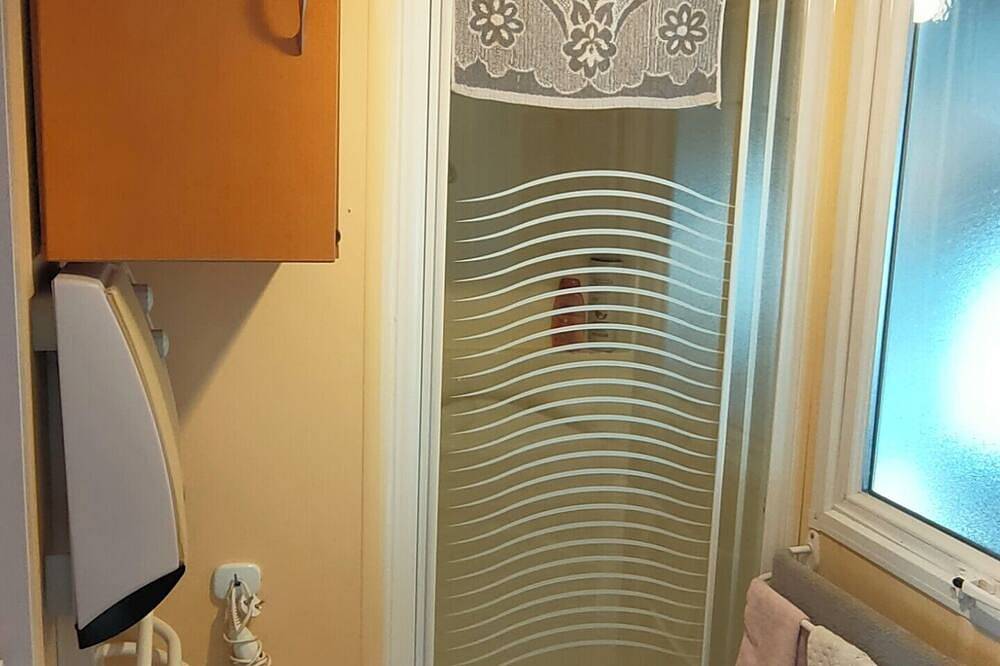 Fully-equipped mobile in a quiet, private domain. in Méounes-lès-Montrieux, Brignoles region