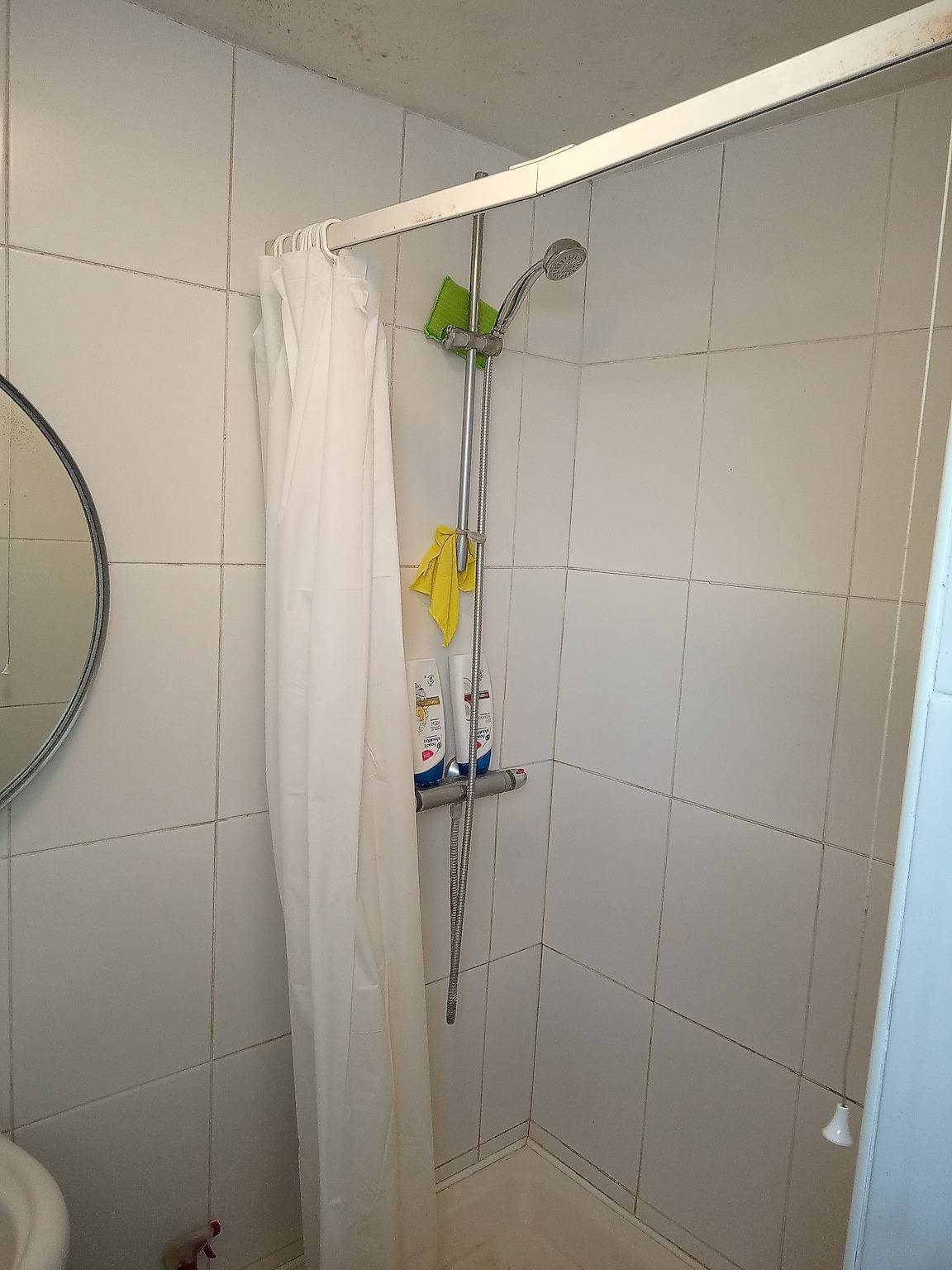 House Sleeps 2 with Parking and Patio in Hounslow, London