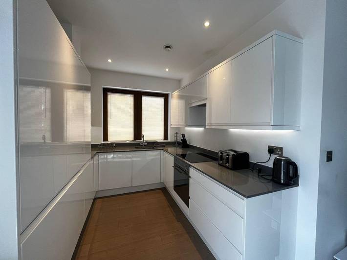 Entire holiday apartment, Grosvenor Rd - 2-Bedrooms - Sleeps 5 - Parking in Hertfordshire
