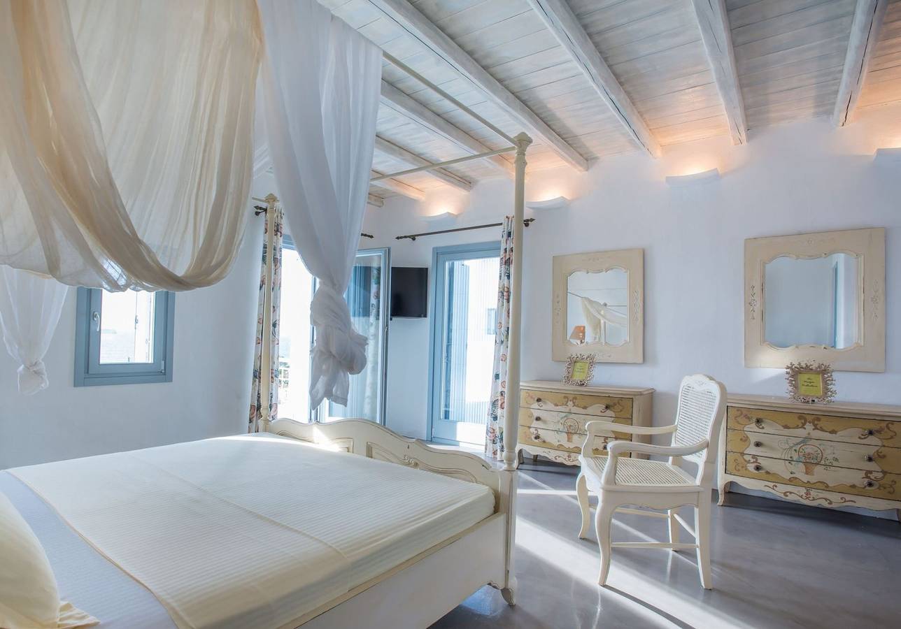 Luxury Paros Villas | De Luxe Villa | 4 Bedrooms | Sea View & Sea Access in Chrisi Akti (Paros), Paros