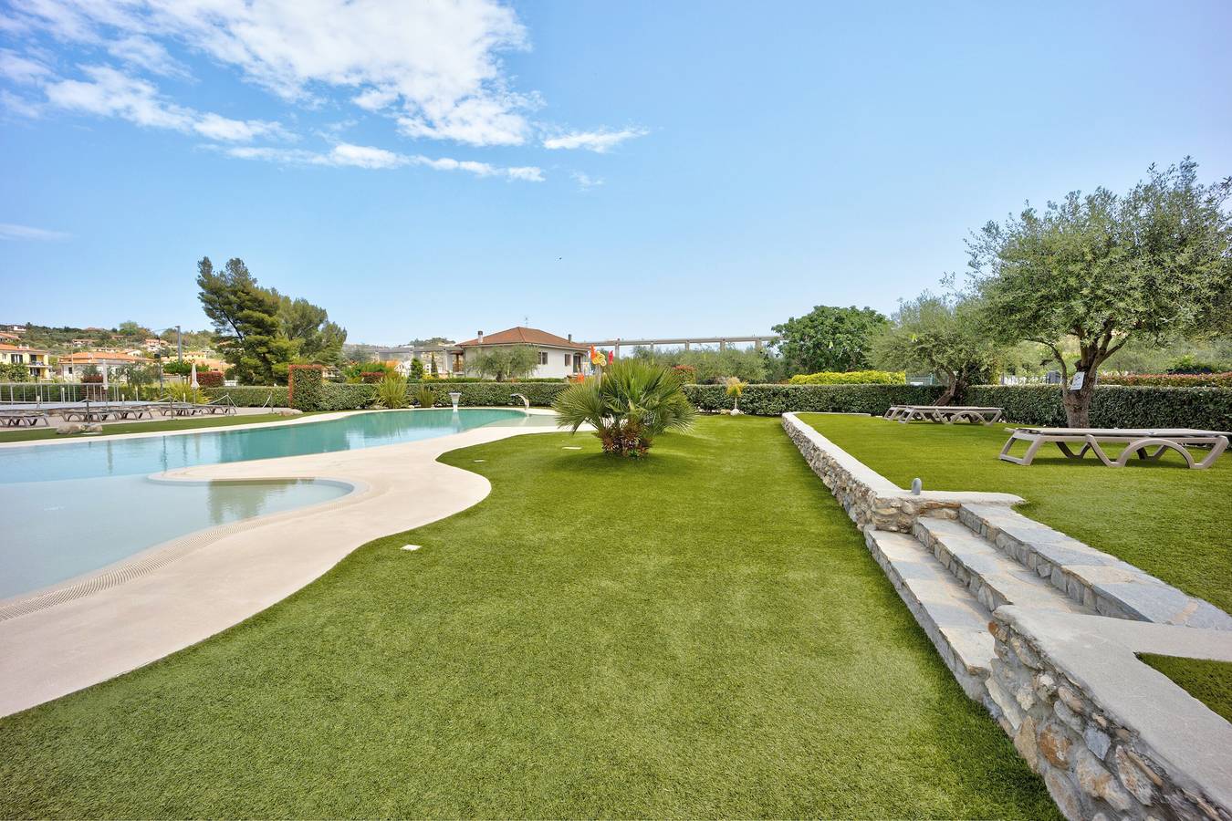 Ganzes Studio, Ferienwohnung 'Monolocale Rebi' mit gemeinschaftlichem Pool, Garten und Wlan in Imperia, Riviera di Ponente