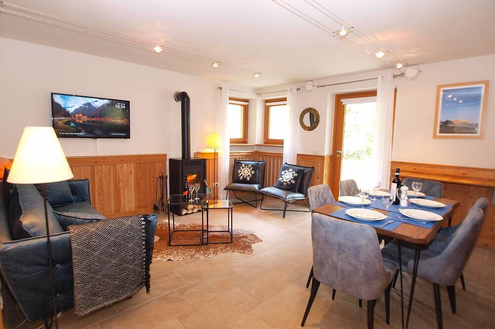 Appartement entier, Centre de Champoluc à côté des remontées mécaniques, 3 chambres, confortable poêle à bois, Wifi, 6 couchages in Champoluc, Ayas