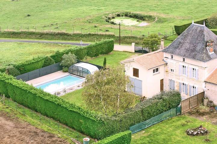 Location de vacances pour 12 personnes, avec jardin et balcon dans Circuit de Haute Saintonge