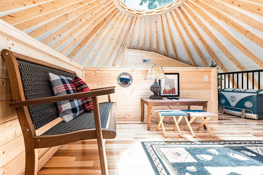 Comfy, Cozy, Luxury Yurt, Fun w/Private Hot Tub & Gas Grill, Large Deck in Pigeon Forge, Sevier County