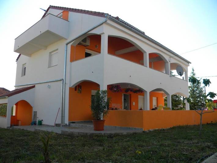 Ferienwohnung für 5 Personen, mit Terrasse und Garten sowie Ausblick in Debeljak