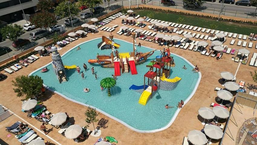 Hôtel pour 3 personnes, avec piscine ainsi que terrasse et bassin pour enfant