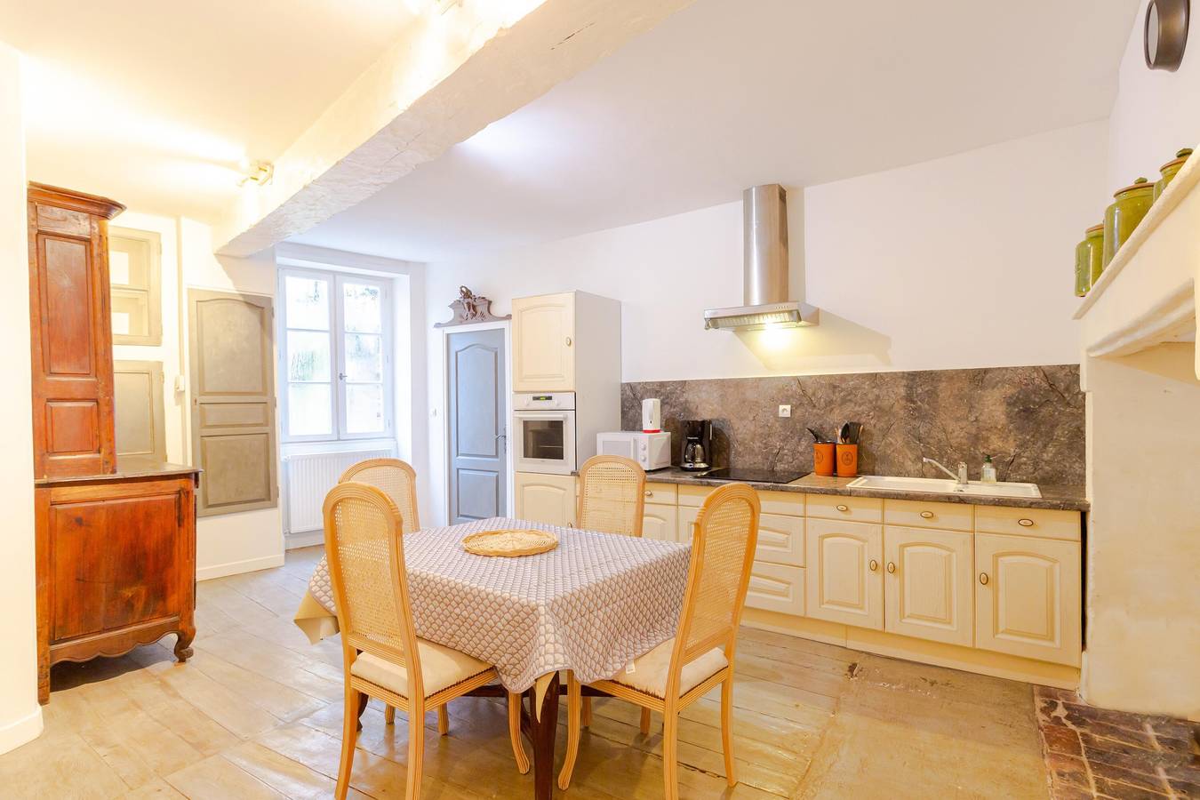 Entire apartment, Charm and Elegance Apartment in Bourdeilles in Bourdeilles, Périgord Vert