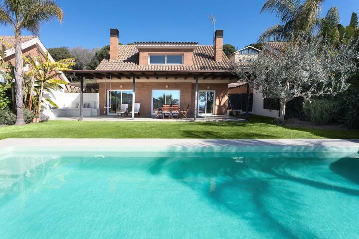 Chalet para 8 personas, con terraza además de vistas al mar y jardín en Maresme - 3