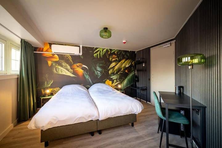 Hotel, met Terras in Oldenzaal