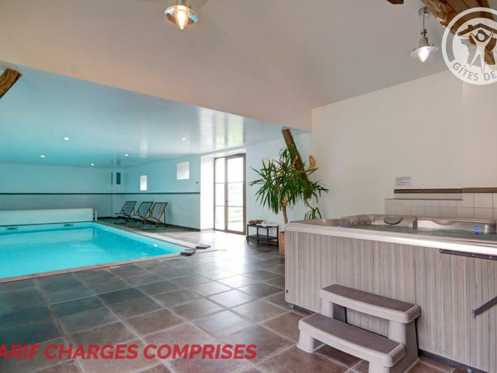 Gîte pour 6 personnes, avec Jacuzzi et Terrasse ainsi que Jardin et Piscine dans Saint-Just-la-Pendue