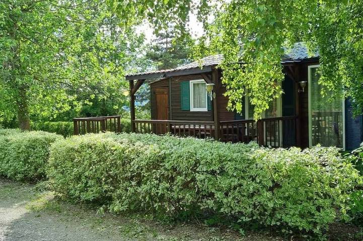 Chalet pour 6 personnes, avec terrasse ainsi que piscine et jardin, animaux acceptés - 1