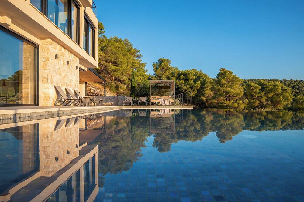 Incredible divine view 5-bedroom villa in Vis Town in Vis Town, Vis (Dalmatia)