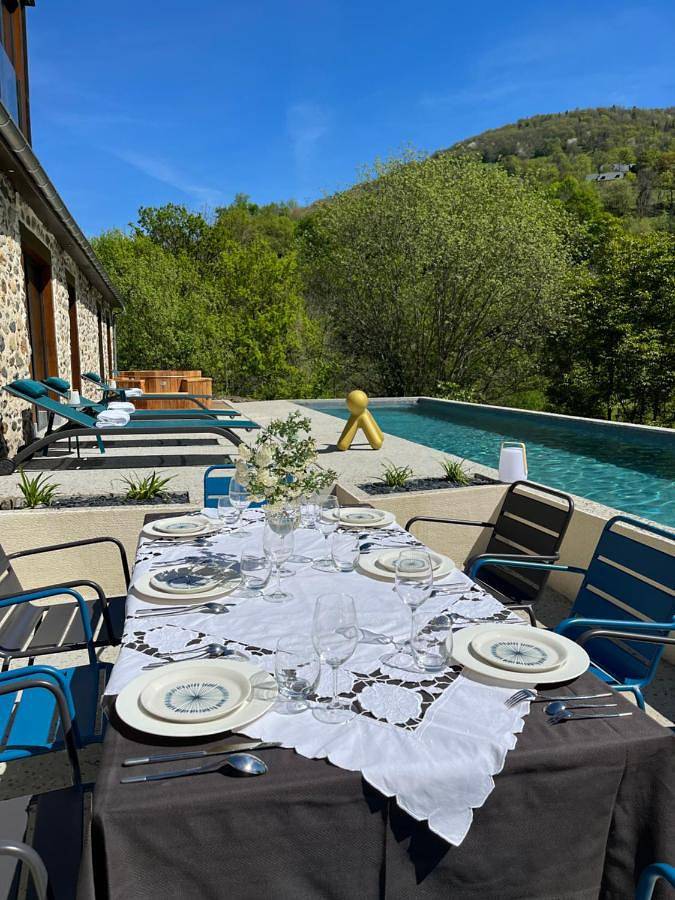 Gîte pour 2 personnes, avec Jacuzzi et Terrasse ainsi que Jardin et Piscine à Ayros-Arbouix