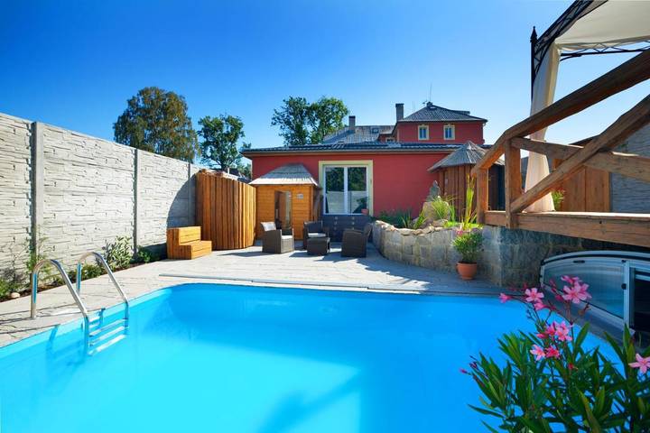 Hotel für 2 Personen, mit Terrasse und Whirlpool sowie Garten und Pool in Liberec