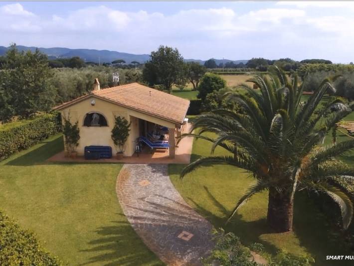 Ferienhaus für 4 Personen, mit Balkon und Whirlpool sowie Terrasse und Garten in Castagneto Carducci