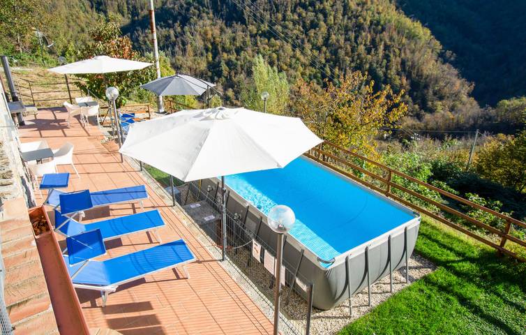 Accogliente appartamento sul mare con piscina e terrazza, a 1.5 km da Tribogna in Aveno (Tribogna), Tribogna