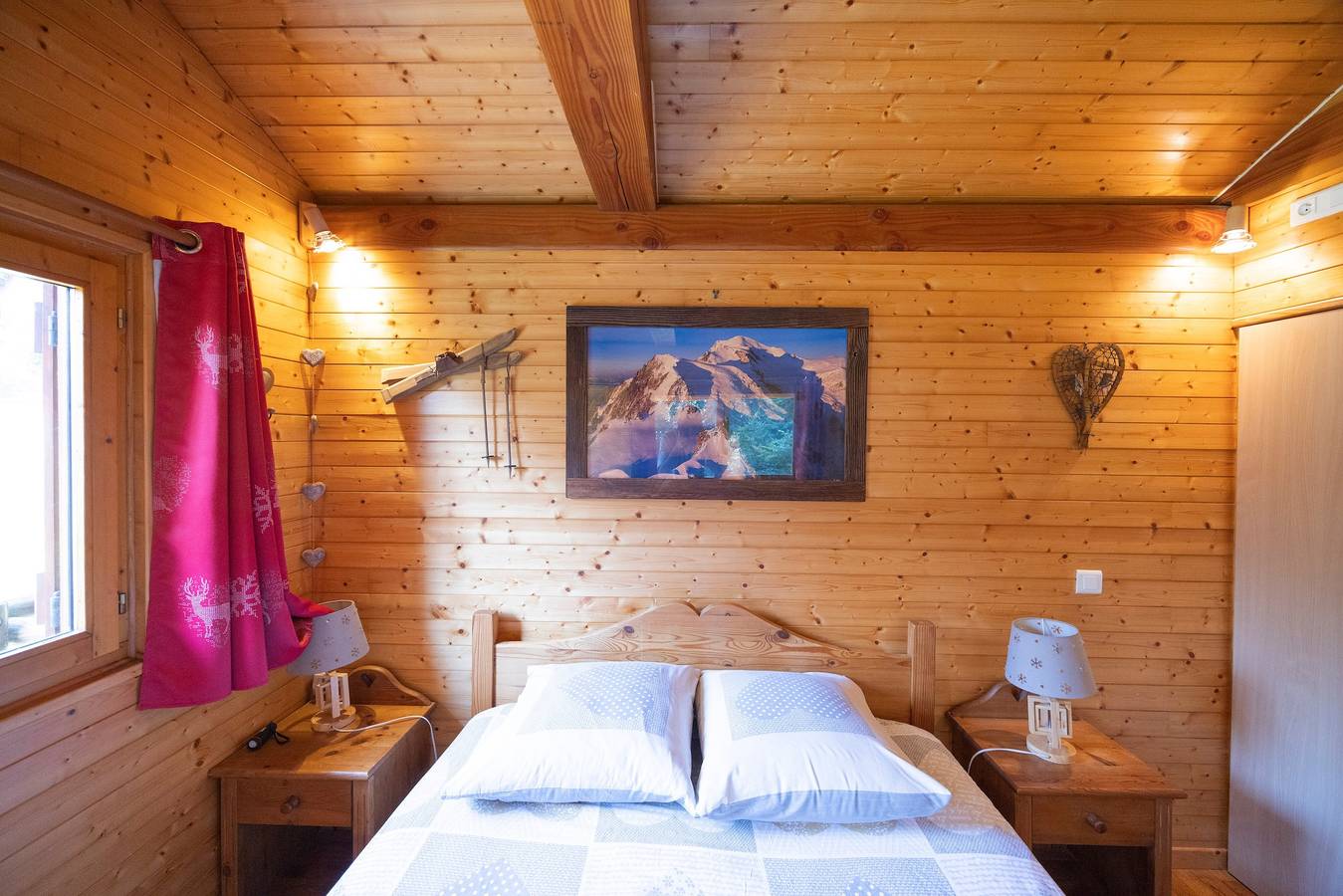 Bed & Breakfast 'Petit Chalet' met privéterras, balkon en wifi in Le Revard, Montcel