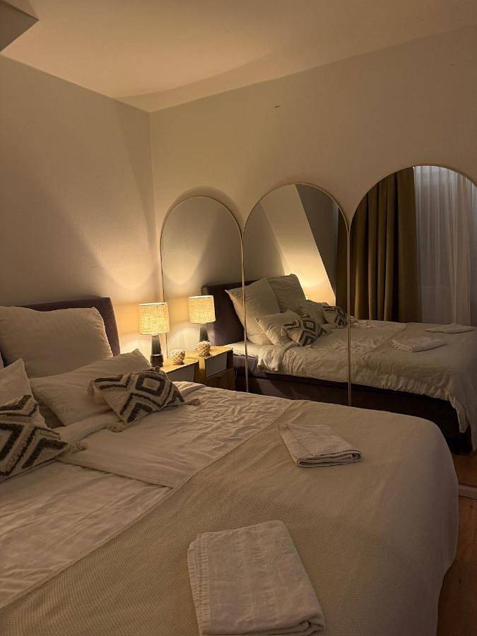Ganze Wohnung, Executive Maisonette Penthouse Loft, Rooftop Pool, Central Hannover and Direct Messe Connection in Hannover Nord, Hannover