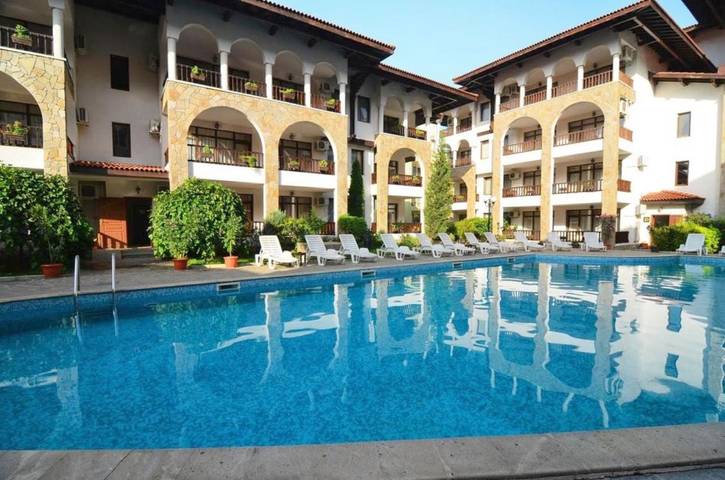 Ferielejlighed for 5 personer, med have og pool samt udsigt i Sunny Beach