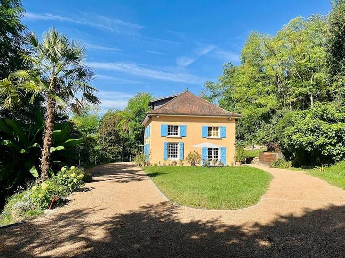 Location de vacances pour 10 personnes, avec terrasse ainsi que jardin et vue, animaux acceptés à Saint-Chef - 2