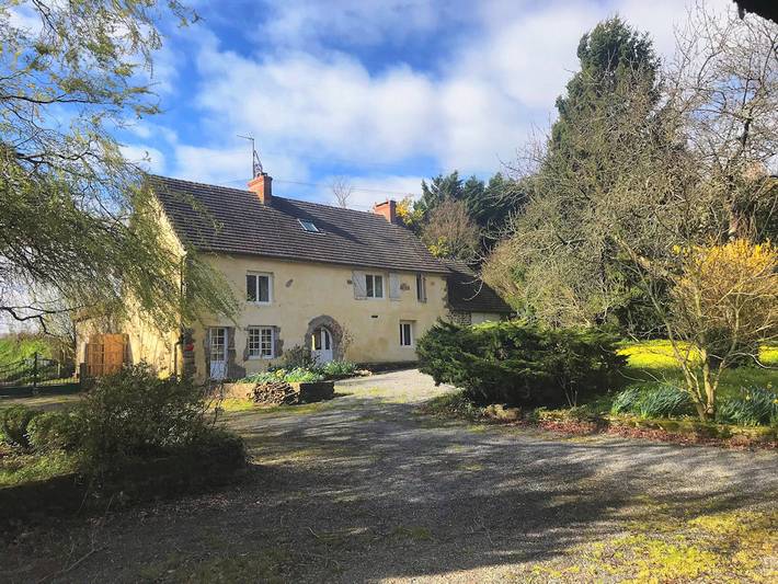 Gîte pour 12 personnes, avec terrasse et jardin, animaux acceptés