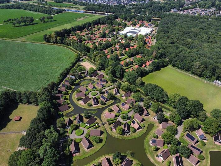 Vakantiepark voor 16 personen, with tuin and terras as well as zwembad, kindvriendelijk in Hardenberg