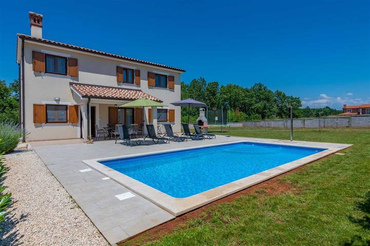 Ferienwohnung für 8 Personen, mit Pool und Garten, kinderfreundlich