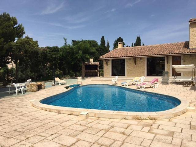 Villa pour 15 personnes, avec Terrasse et Jardin ainsi que Piscine et Vue à Loupian