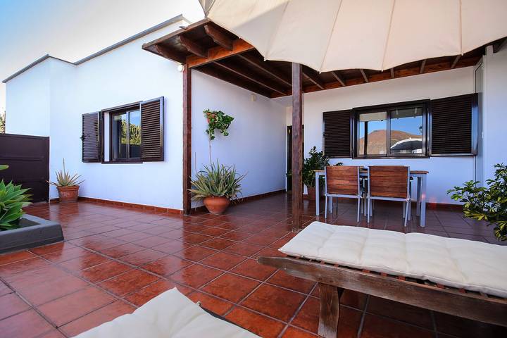 Villa idilliaca con piscina, terrazza, giardino, vista vulcano, wi-fi e aria condizionata in Tahiche, Teguise