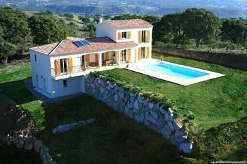 Gîte pour 2 personnes, avec piscine ainsi que terrasse et jardin à Afa