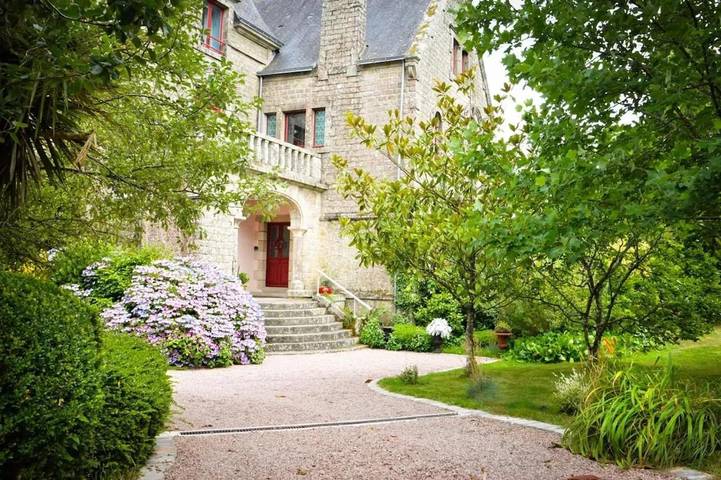 Location de vacances pour 18 personnes, avec terrasse ainsi que jardin et piscine à Langoëlan