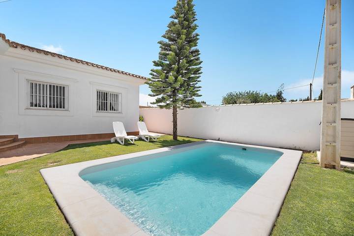 Chalet Casa Abedul Sancti Petri con piscina, jardín y Wi-Fi in Novo Sancti Petri, Chiclana de la Frontera