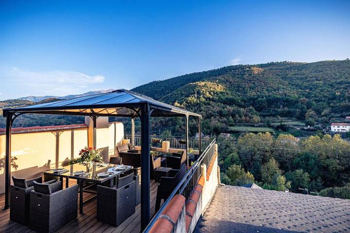 Gîte pour 12 personnes, avec Balcon ainsi que Terrasse et Vue à Serdinya