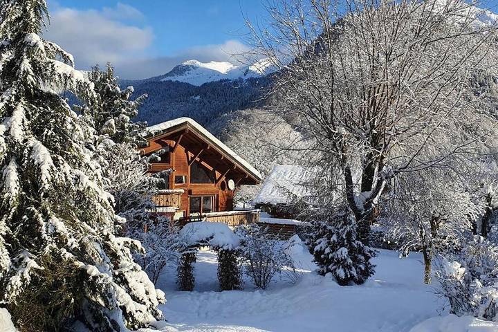 Gîte pour 12 personnes, avec Balcon et Terrasse ainsi que Jardin et Vue à Essert-Romand