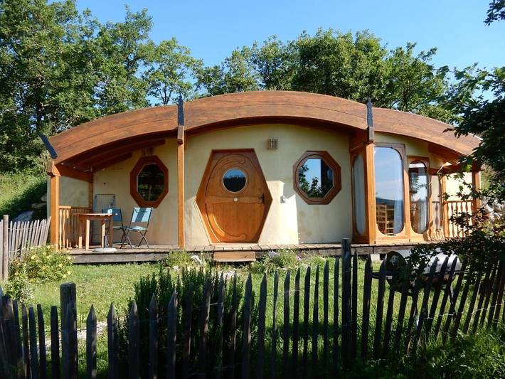 Location de vacances pour 4 personnes, avec Terrasse et Jardin ainsi que Piscine et Vue à Limbrassac
