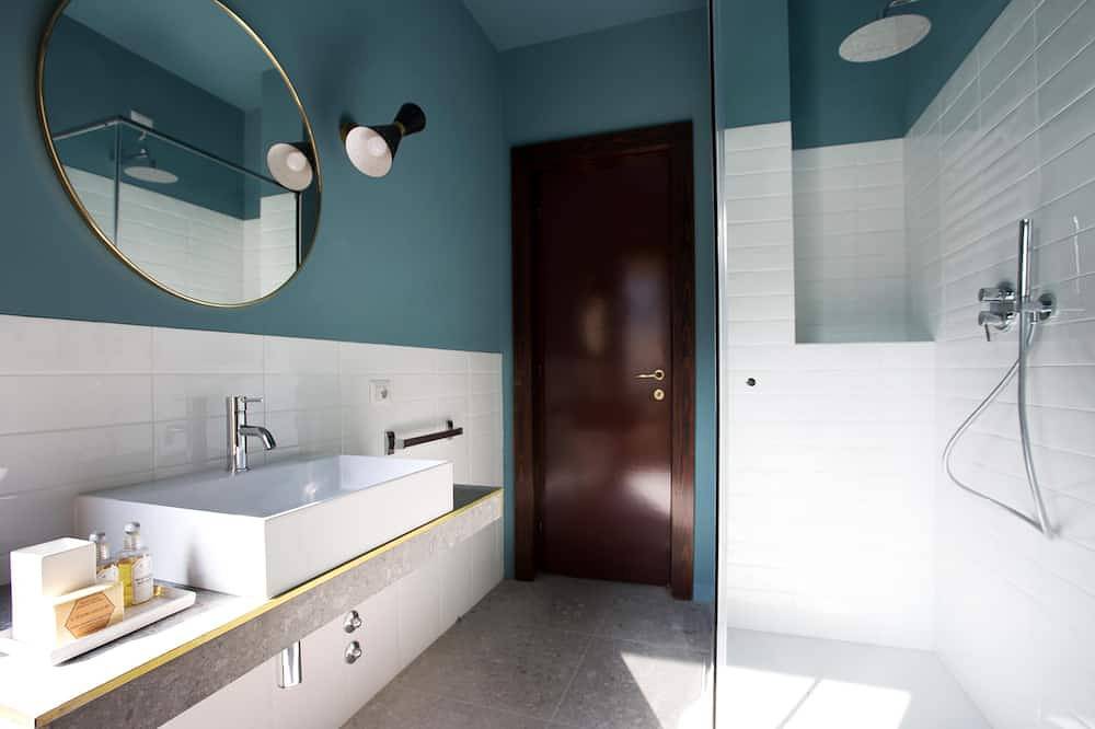 Hel lejlighed, Suite \"Luccio\" at 2 steps from the lake with panoramic view. Lounge bar and swimming pool in Riva (Faggeto Lario), Faggeto Lario