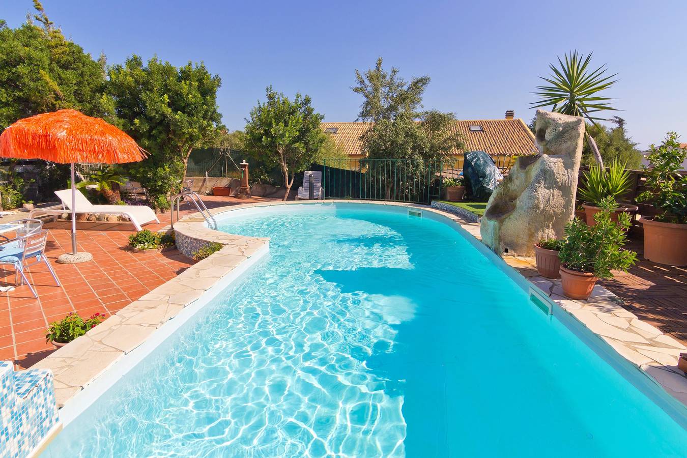 Entire apartment, Holiday Apartment "Casa Ginepro" in Villa with Wi-Fi, Courtyard & Pool in Capitana, Cagliari Province