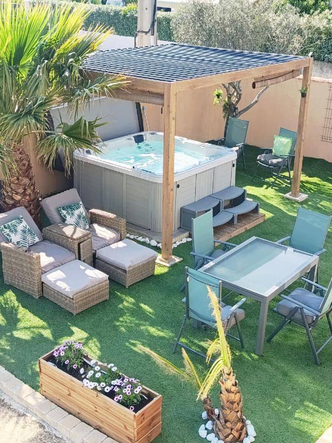 Appartement de vacances pour 3 personnes, avec Jacuzzi et Terrasse ainsi que Jardin et Piscine