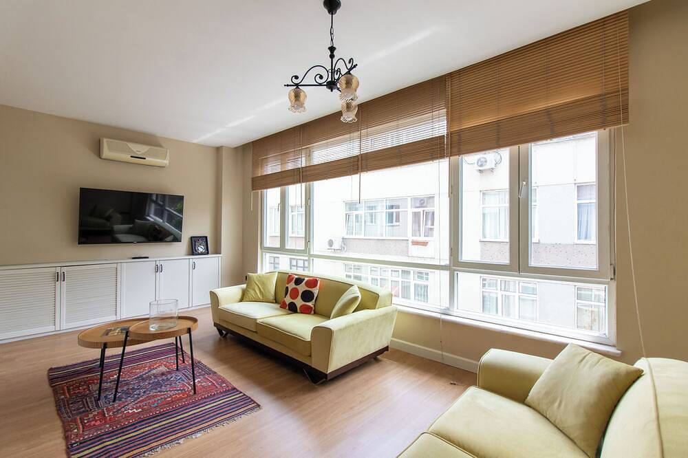 Entire apartment, Cozy 2-bedroom apartment in charming Istanbul with Ac in Kadıköy, Istanbul