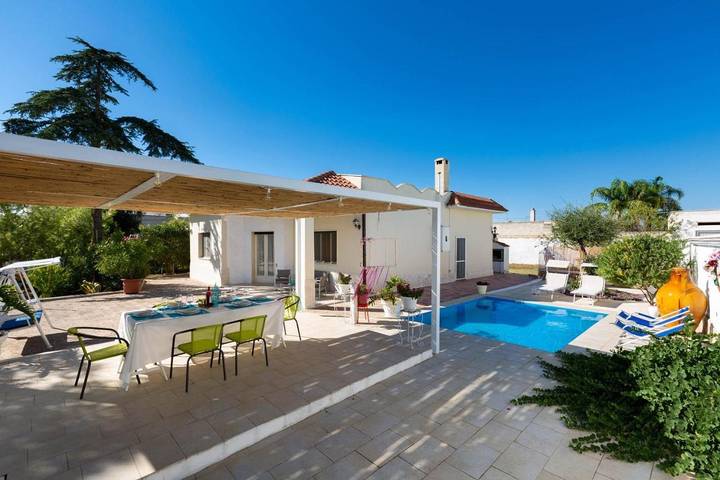 Villa per 8 persone, con panorama e giardino nonché terrazza e piscina, con animali domestici a Manduria