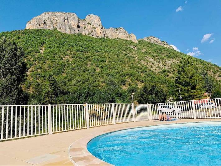 Appartement de vacances pour 4 personnes, avec piscine et jardin ainsi que balcon et vue