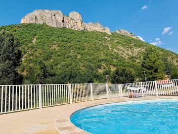 Gîte pour 4 personnes, avec balcon et piscine ainsi que jardin et vue dans Thermes de Digne les Bains