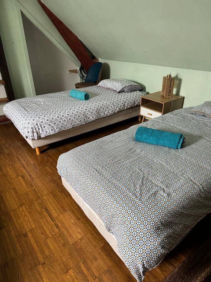 "Rêves de Gamins" Chambre de gauche, 4 couchages dans gîte de campagne "La Camusière", proche du Pôle Européen et du circuit des 24h in Champagné (Sarthe), Sarthe