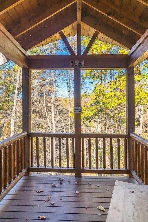 Vacation rental for 16 people, with yard and balcony as well as hot tub, with pets in Hocking Hills State Park