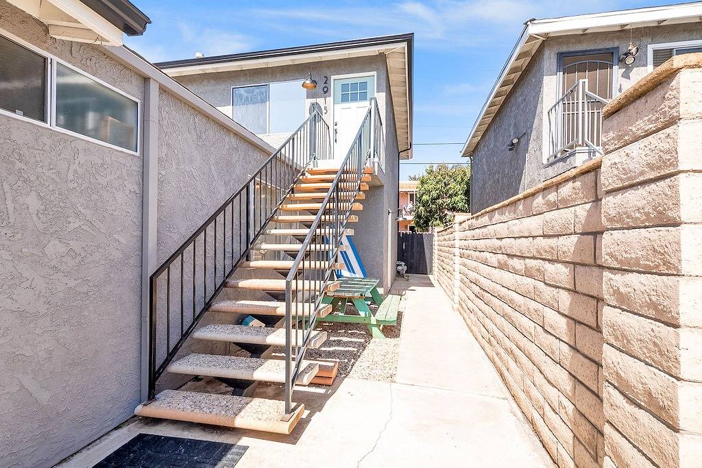 Convenient dog-friendly condo with free Wifi - right up from the beach in San Clemente, Orange County