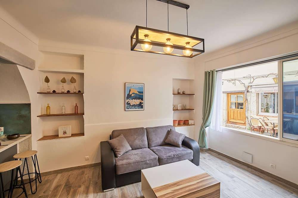 Entire apartment, 2-room apartment in the heart of the old village opposite the restaurant in Saint-Jeannet, Cannes region