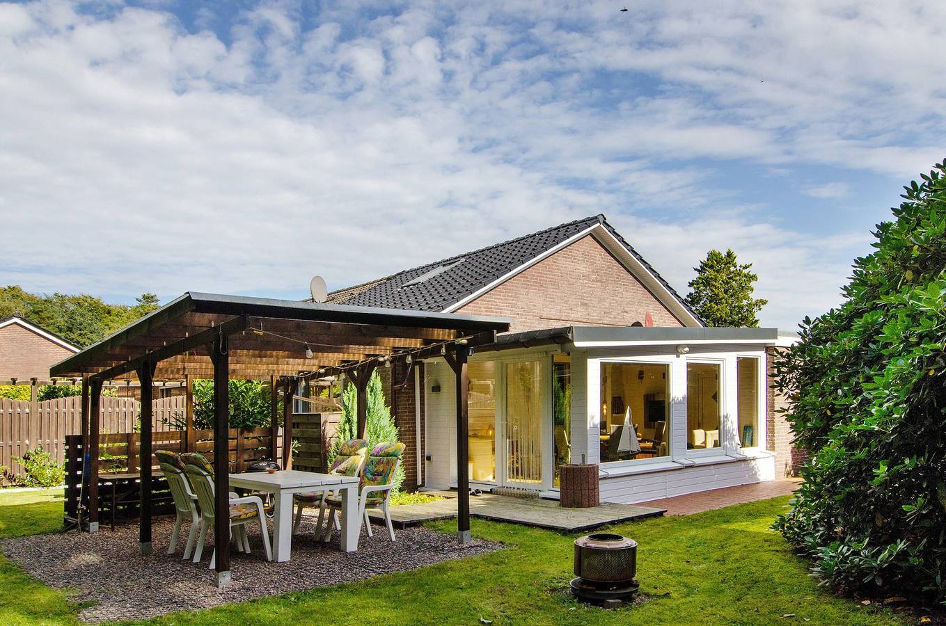Ferienhaus 'Piet' mit privater Terrasse, privatem Garten komplett eingezäunt in Berumbur, Norden und Umgebung