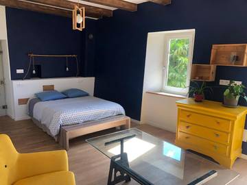 Chambre d’hôte pour 2 personnes, avec terrasse ainsi que vue et jardin, animaux acceptés à Vals-les-Bains
