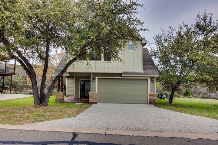 Vacation house for 8 people, with balcony and yard in Lake Travis